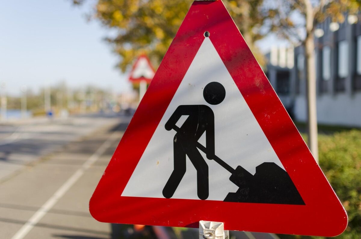 road-work-gbeb1aface_1920-1200x794