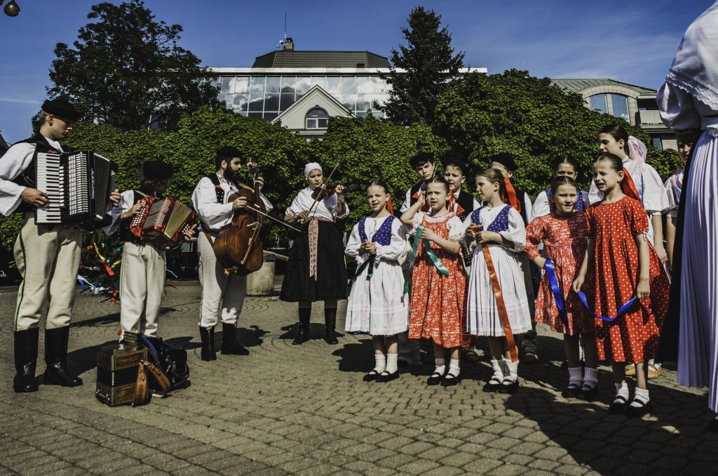 Stavanie mája foto