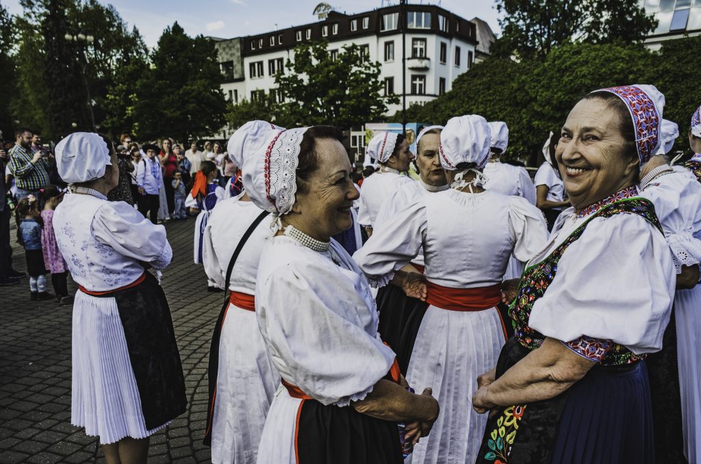 Stavanie mája foto