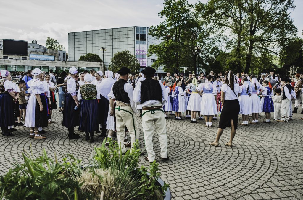 Stavanie mája foto