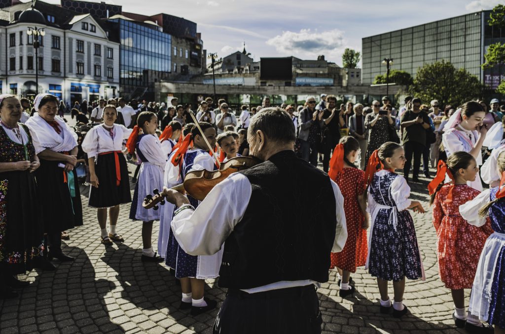 Stavanie mája foto