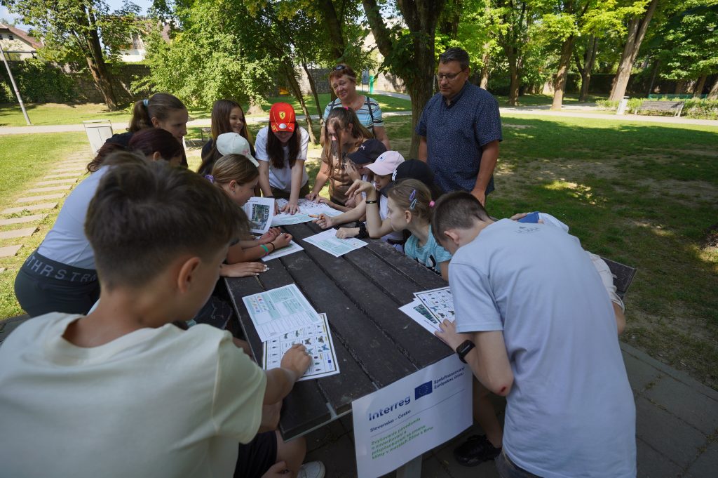 Mesto Žilina: Žiaci zo Žiliny a Brna získavajú environmentálne poznatky priamo v prírode foto detí z parku